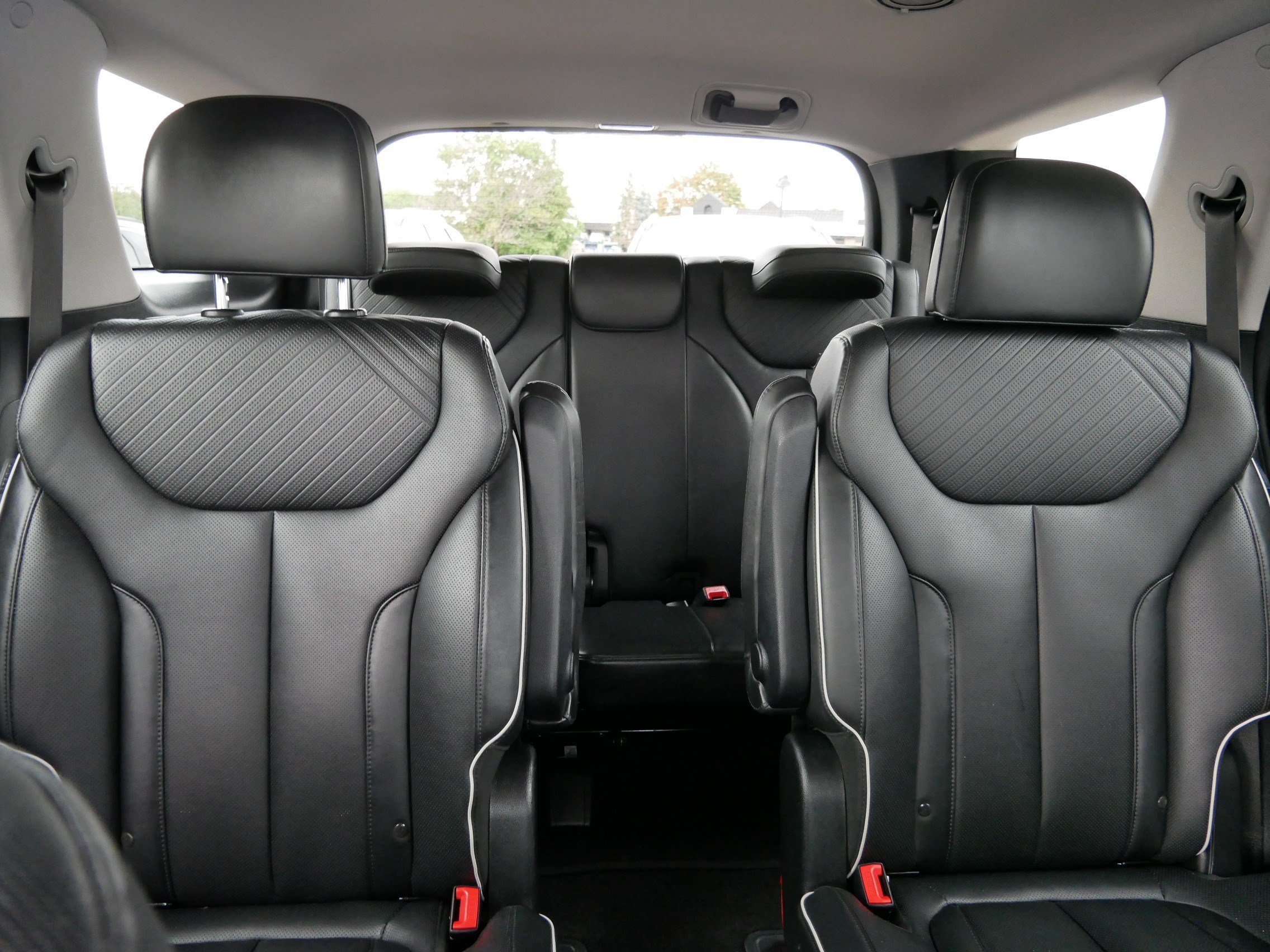 Certified Used 2024 Hyper White Hyundai SEL 7P image 13