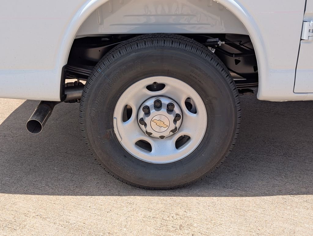 New 2026 Summit White Chevrolet WT image 3