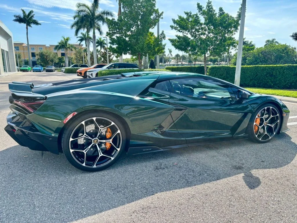 Used 2025 Verde Hydra Metallic Lamborghini  image 8