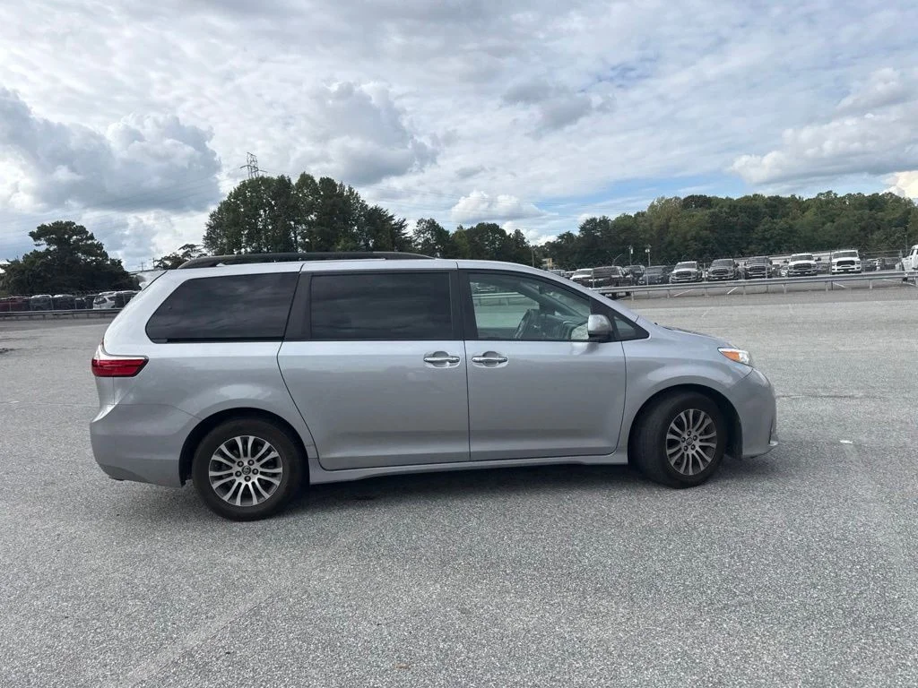 Used 2018 Silver Toyota XLE Premium image 12