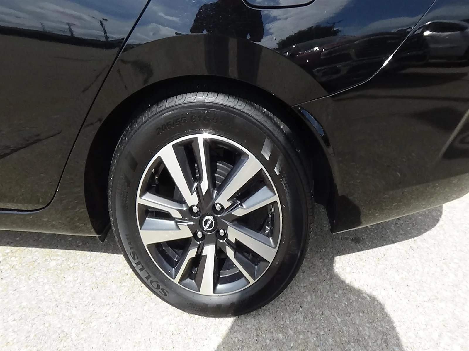 Used 2025 Super Black (kh3) Nissan SV image 9