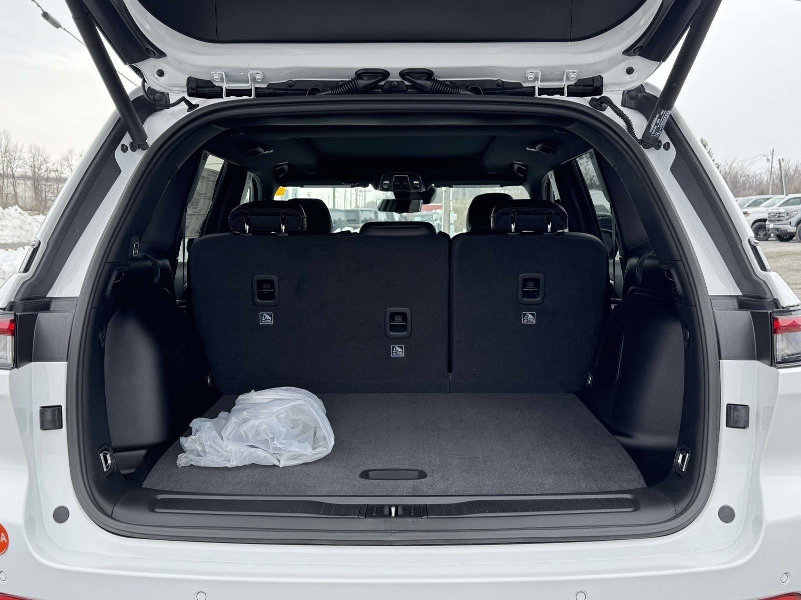 New 2026 Bright White Clear-Coat Exterior Paint Jeep Limited Reserve image 17