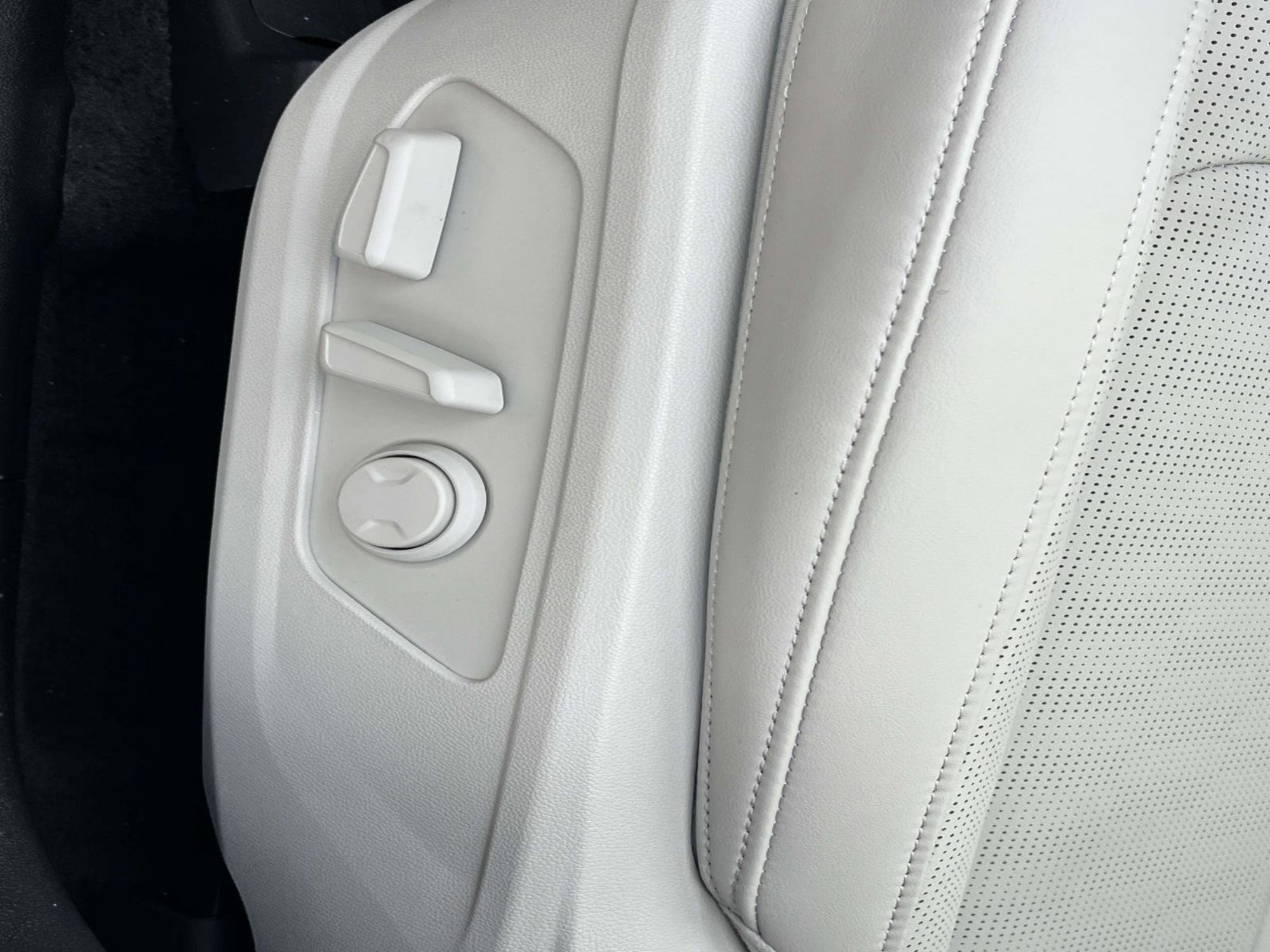 New 2026 Glacial White Pearl Kia EX image 25