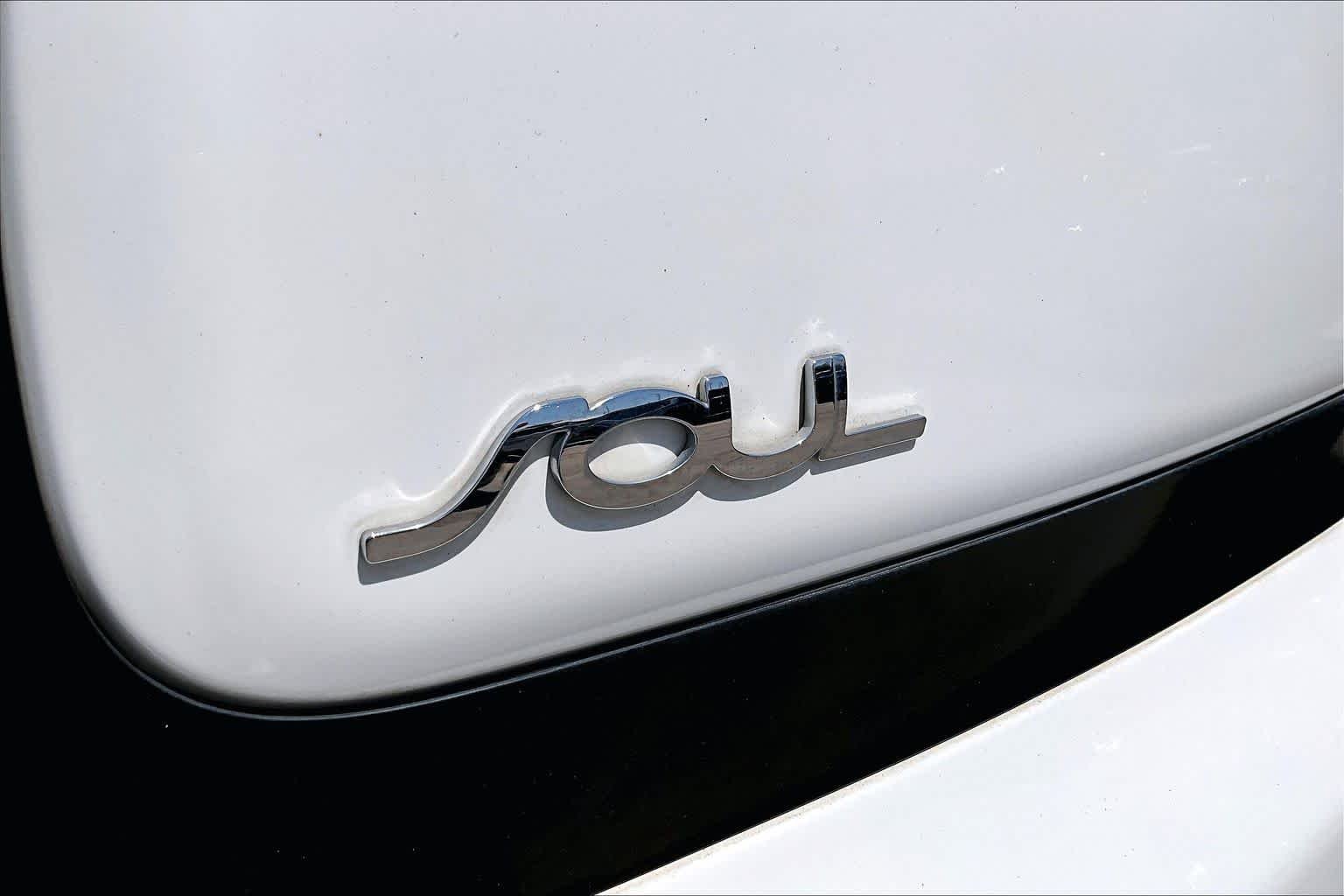 Used 2016 Clear White Kia Base image 29