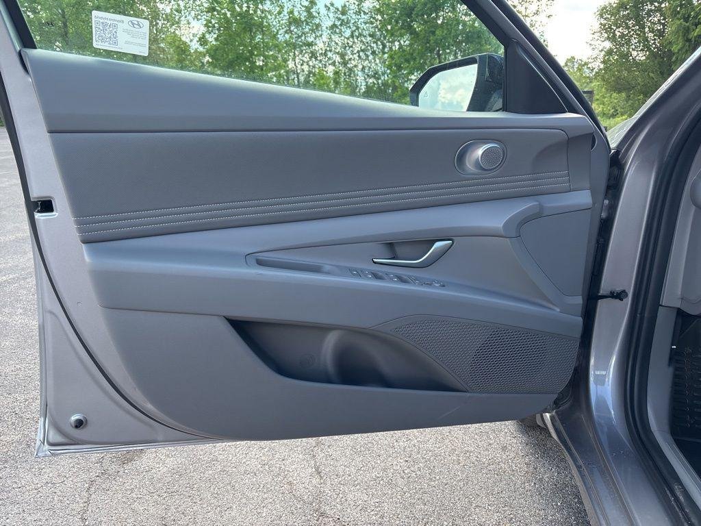 2025 Hyundai Elantra Blue - Photo 18