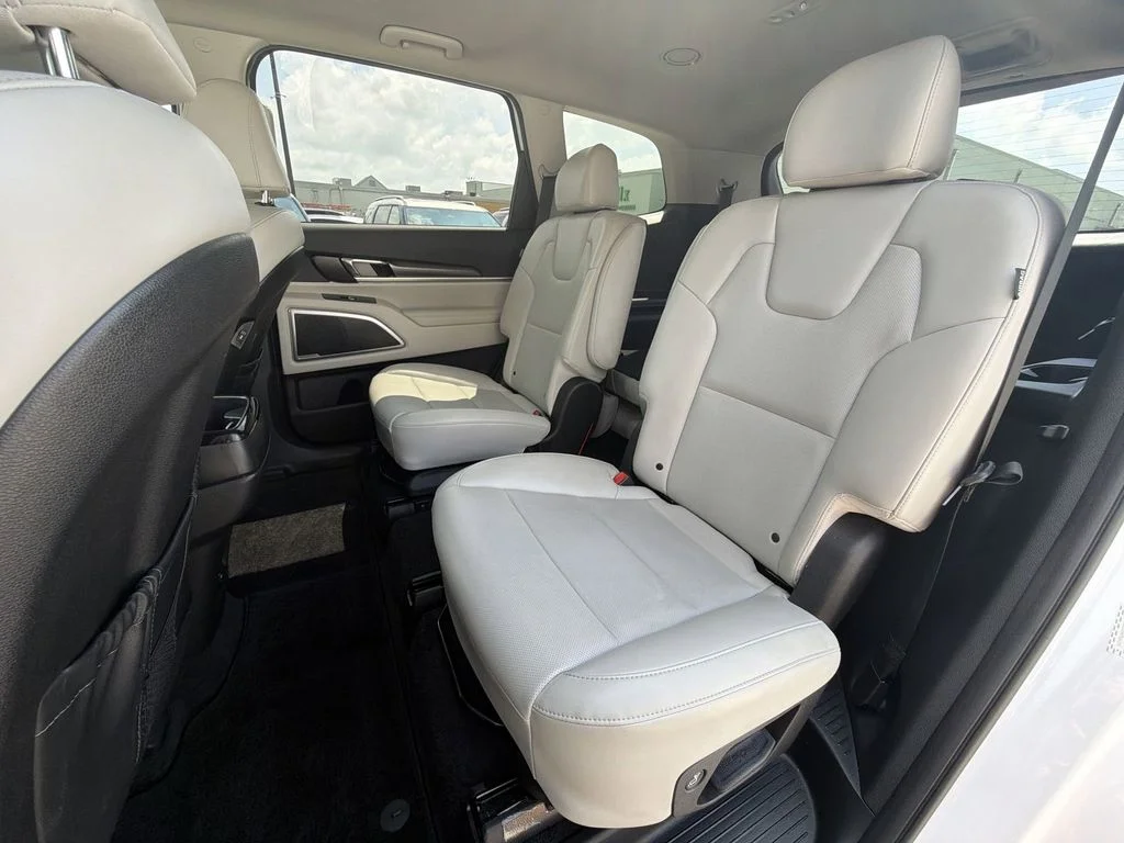 Used 2024 White Kia S image 32