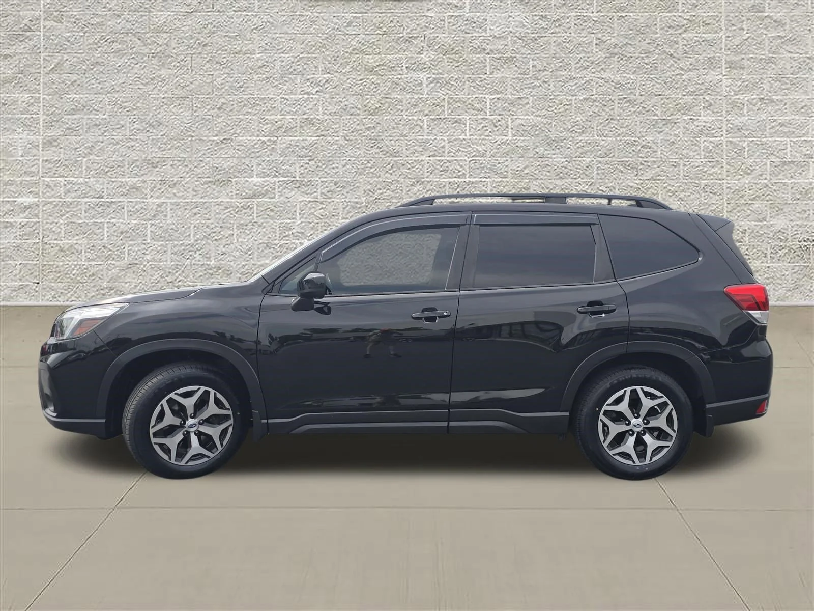 Used 2021 Crystal Black Silica Subaru Premium image 4