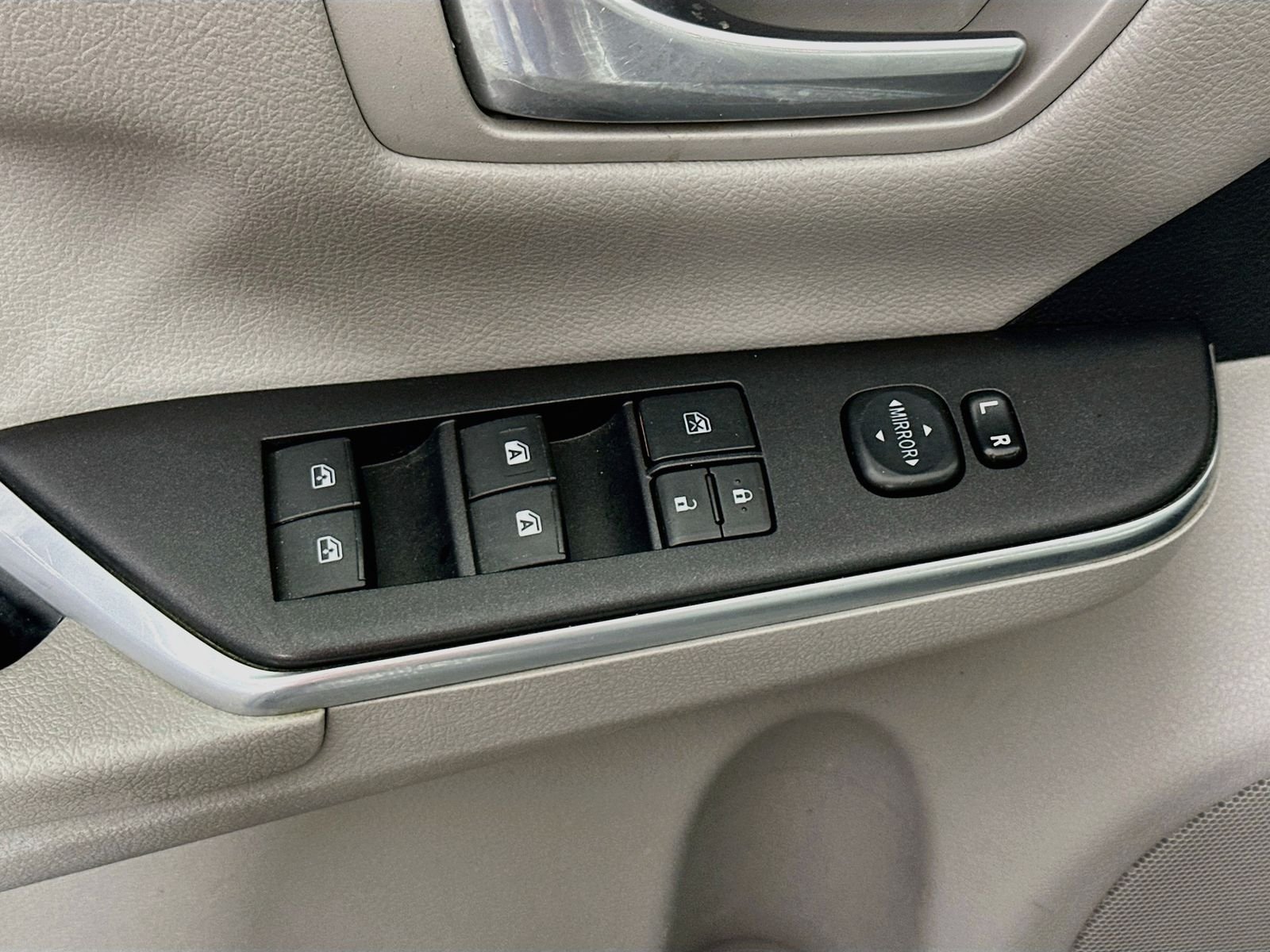 Used 2016 Celestial Silver Metallic Toyota SE image 17