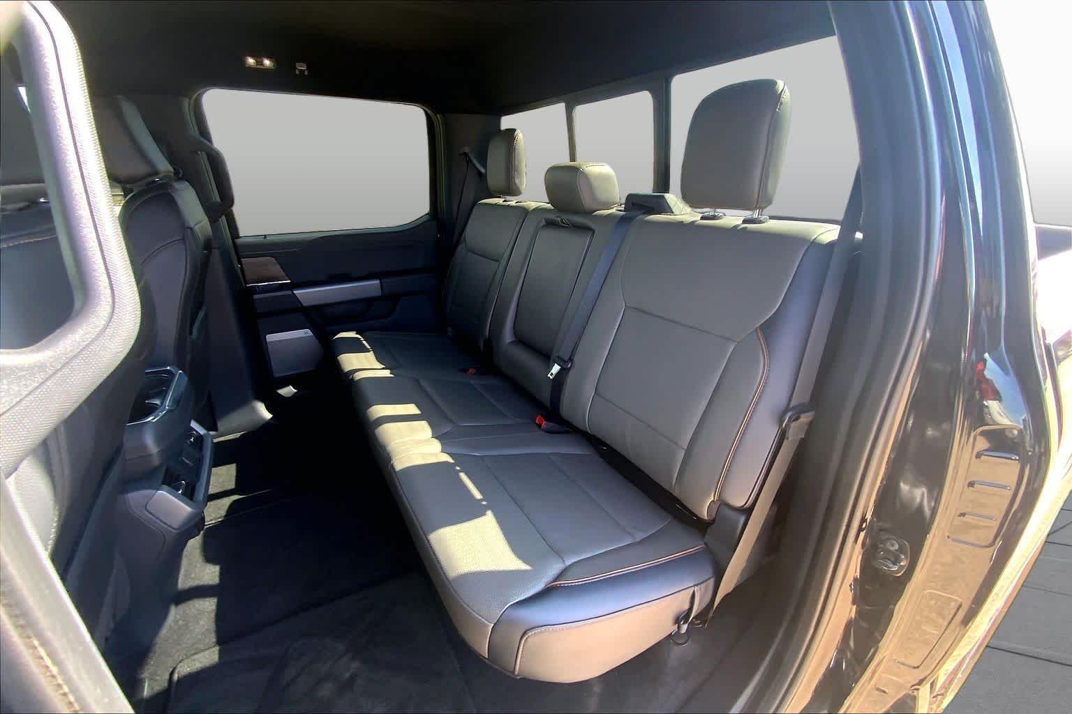 Used 2025 Agate Black Metallic Ford LARIAT image 21