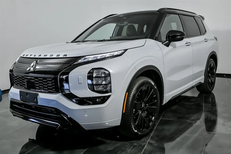 New 2026 White Diamond w/ Black Roof Mitsubishi Black Edition image 5