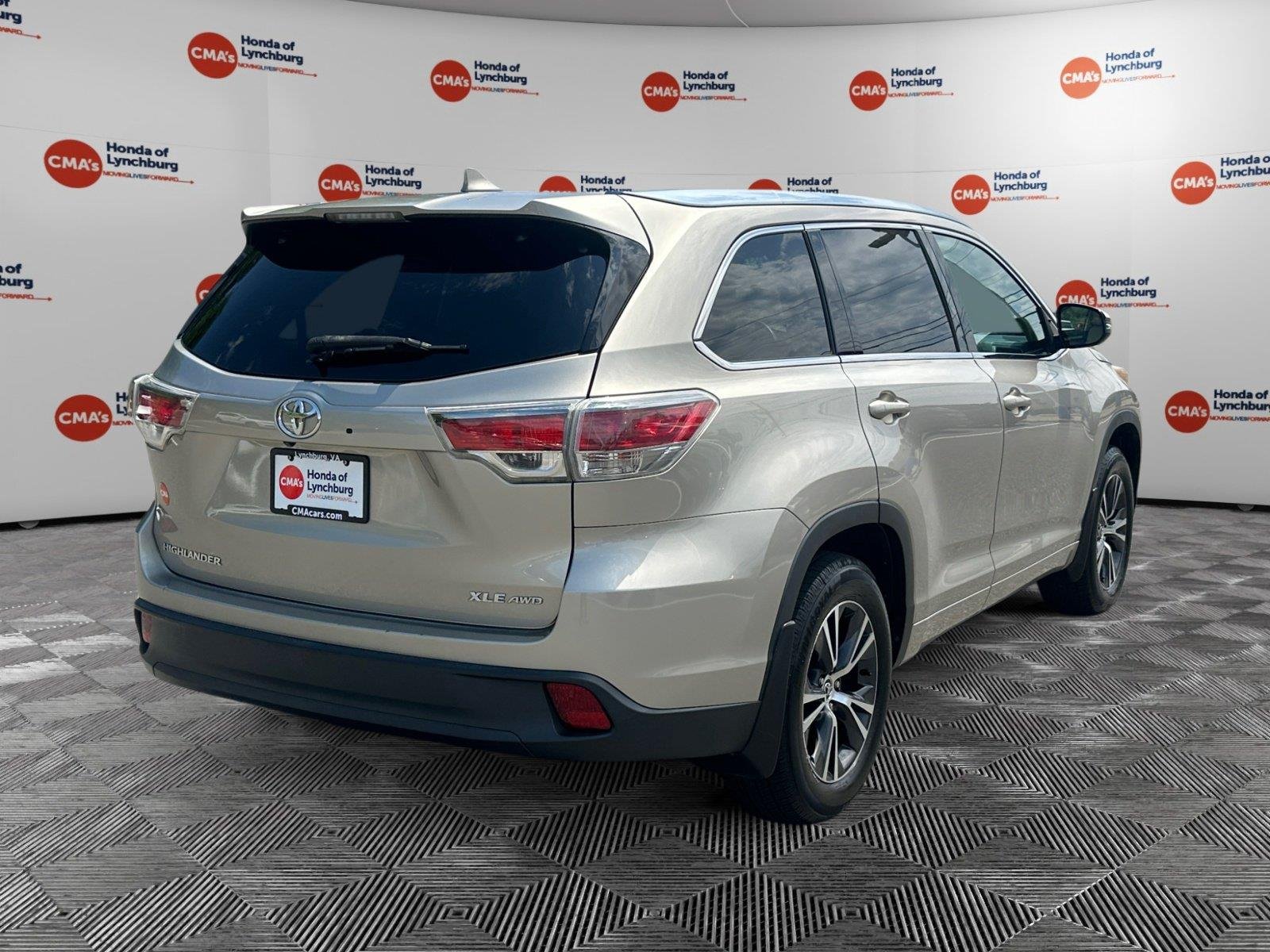 Used 2016 Creme Brulee Mica Toyota XLE image 5