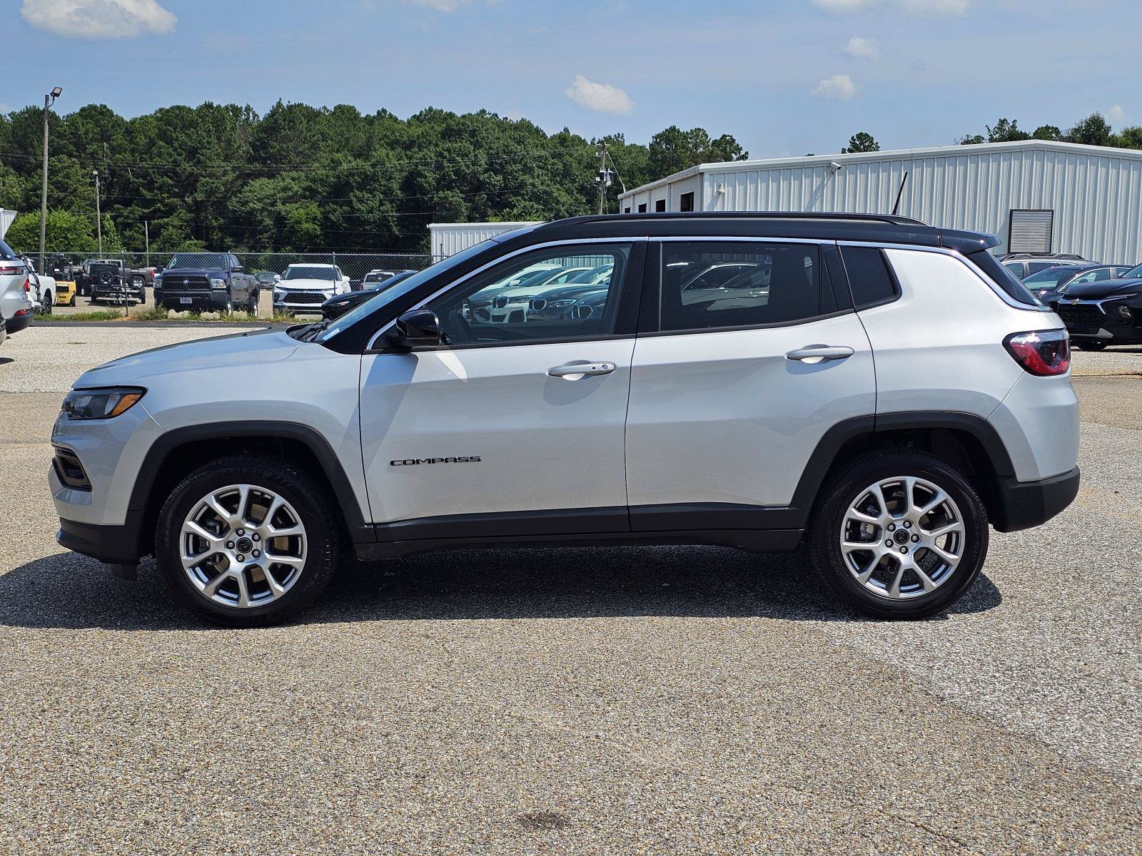 2025 Jeep Compass Limited - Photo 13