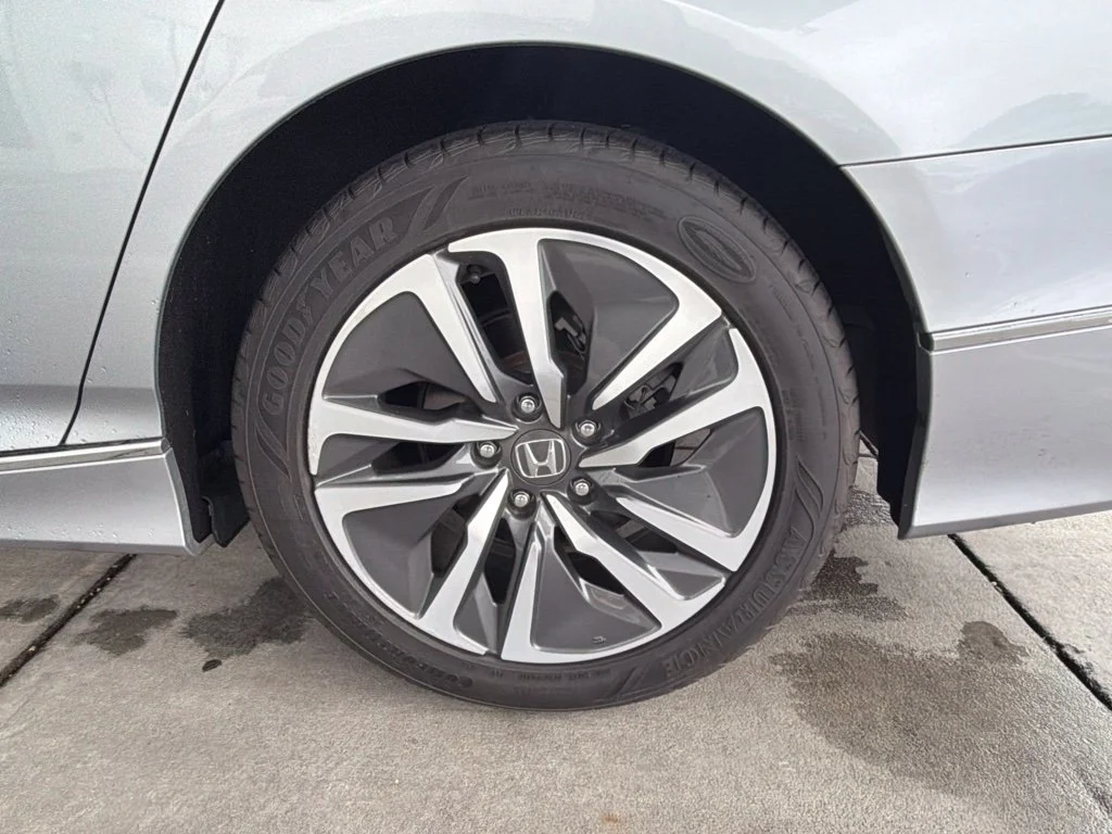 Used 2020 Lunar Silver Metallic Honda Touring image 8