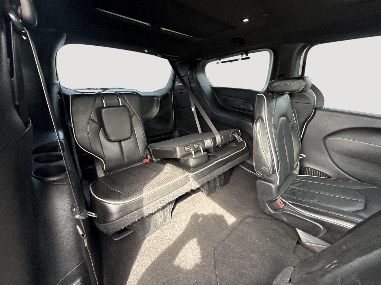 Used 2018 Bright White Clearcoat Chrysler Limited image 6