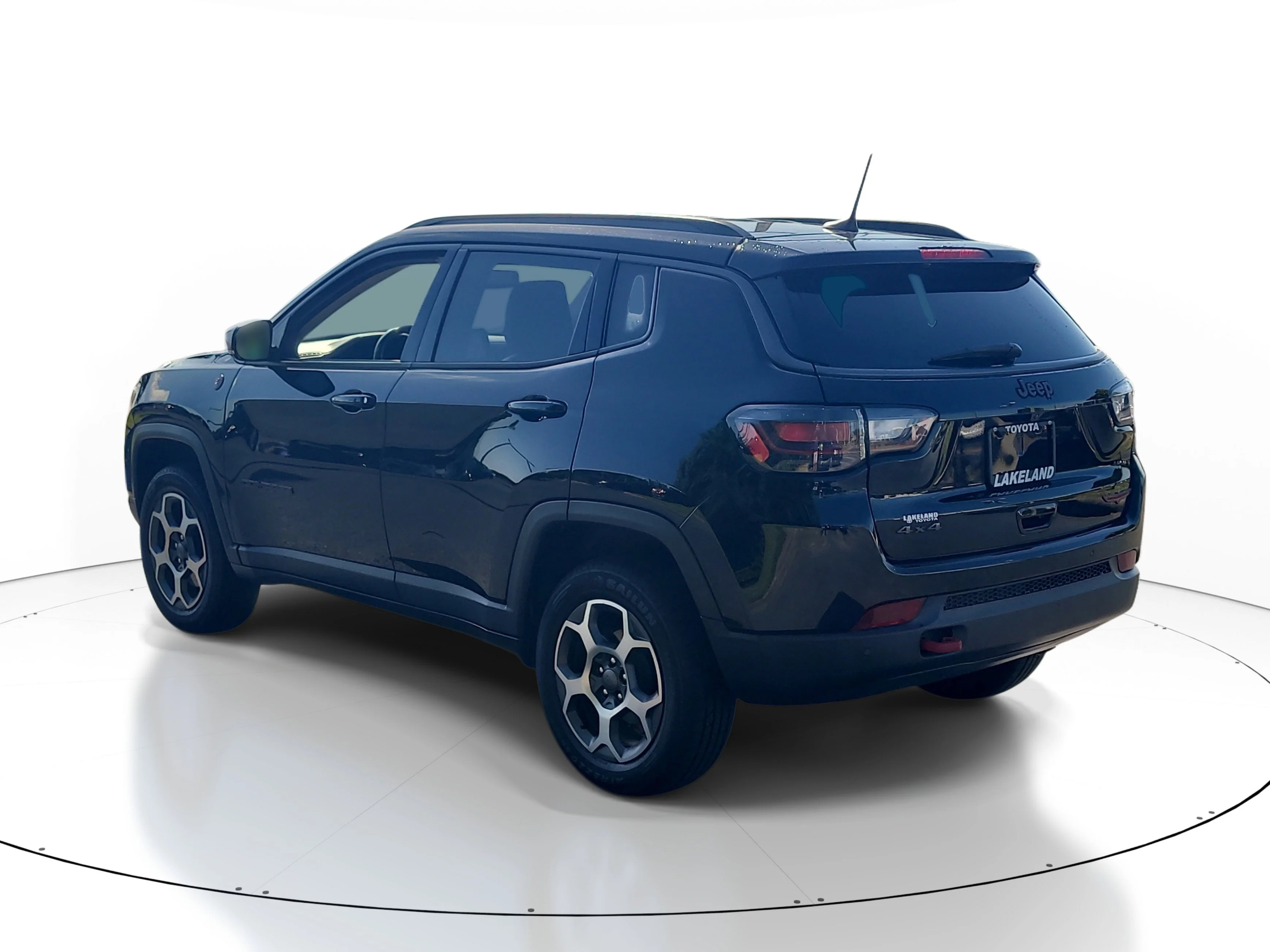 Used 2022 Diamond Black Crystal Pearlcoat Jeep Trailhawk image 4