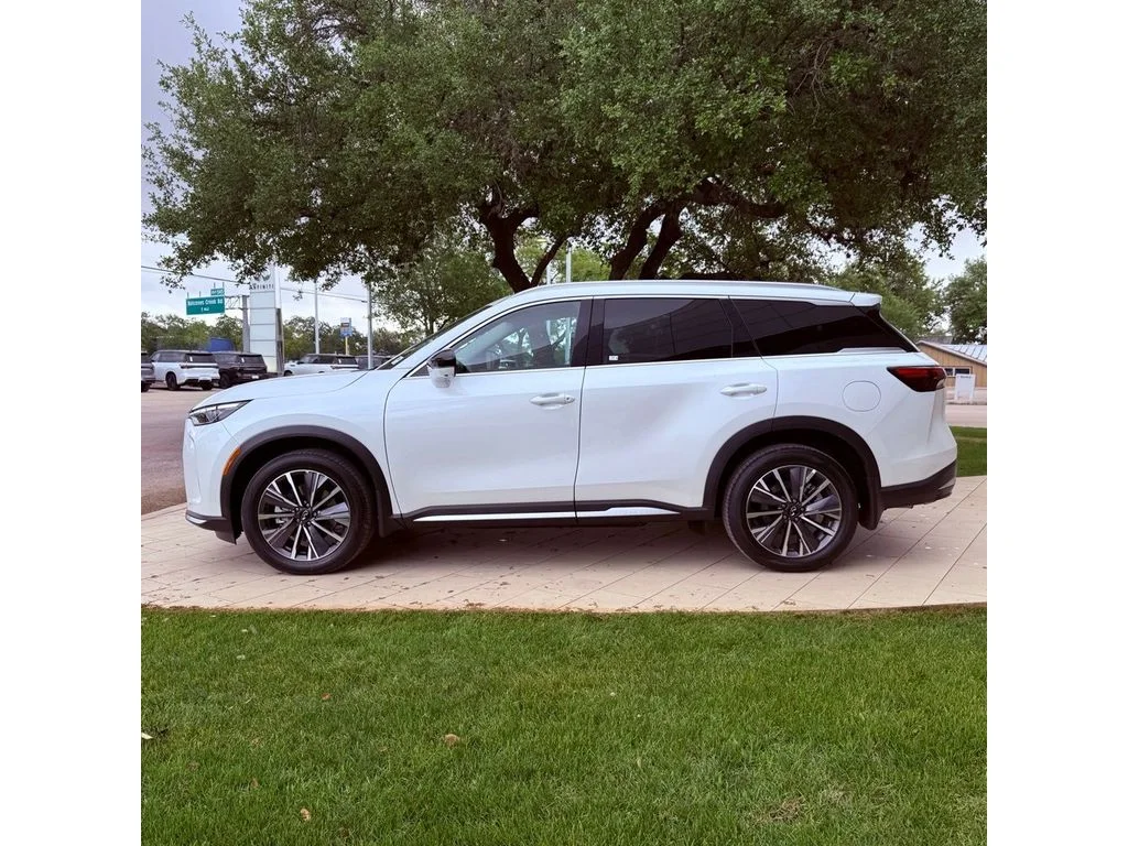 New 2026 Radiant White INFINITI Luxe AWD image 6