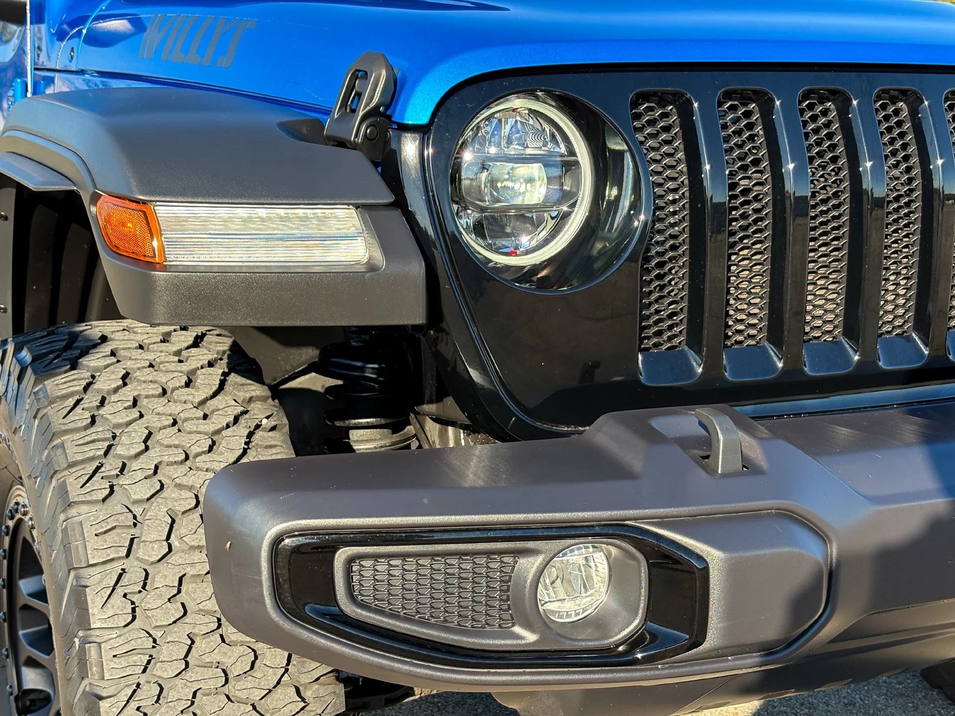 Used 2023 Blue Jeep Sport image 3