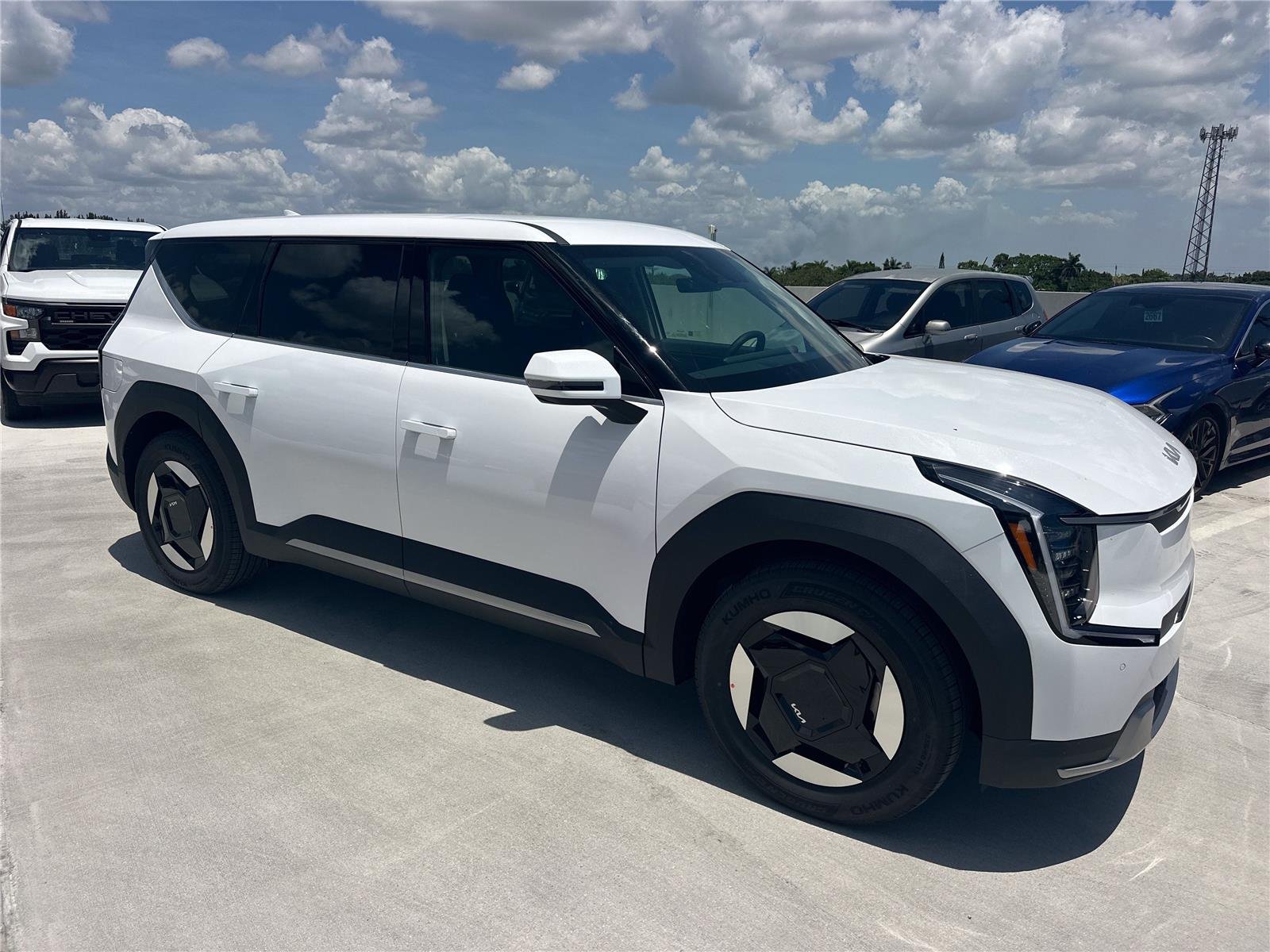 New 2026 Glacial White Pearl KIA LIGHT image 3