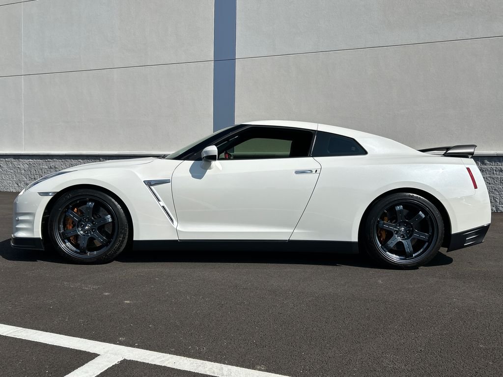 Used 2015 White Nissan Black Edition image 4