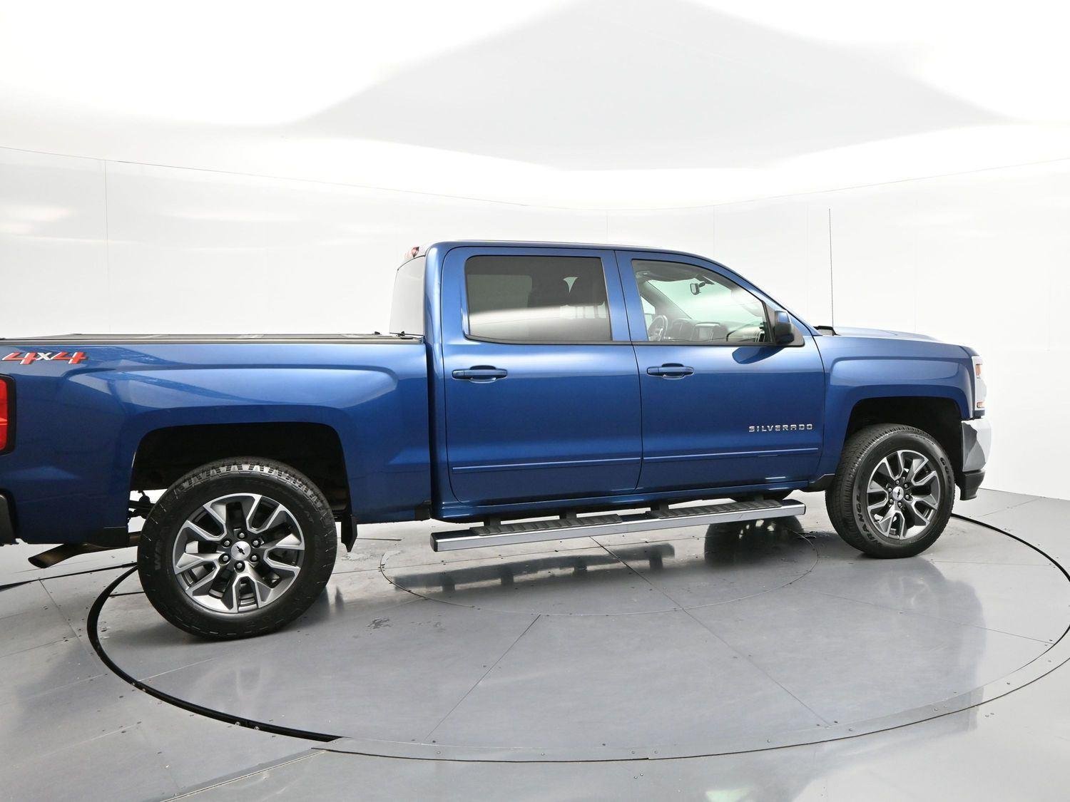 Used 2018 Deep Ocean Blue Metallic Chevrolet LT image 8