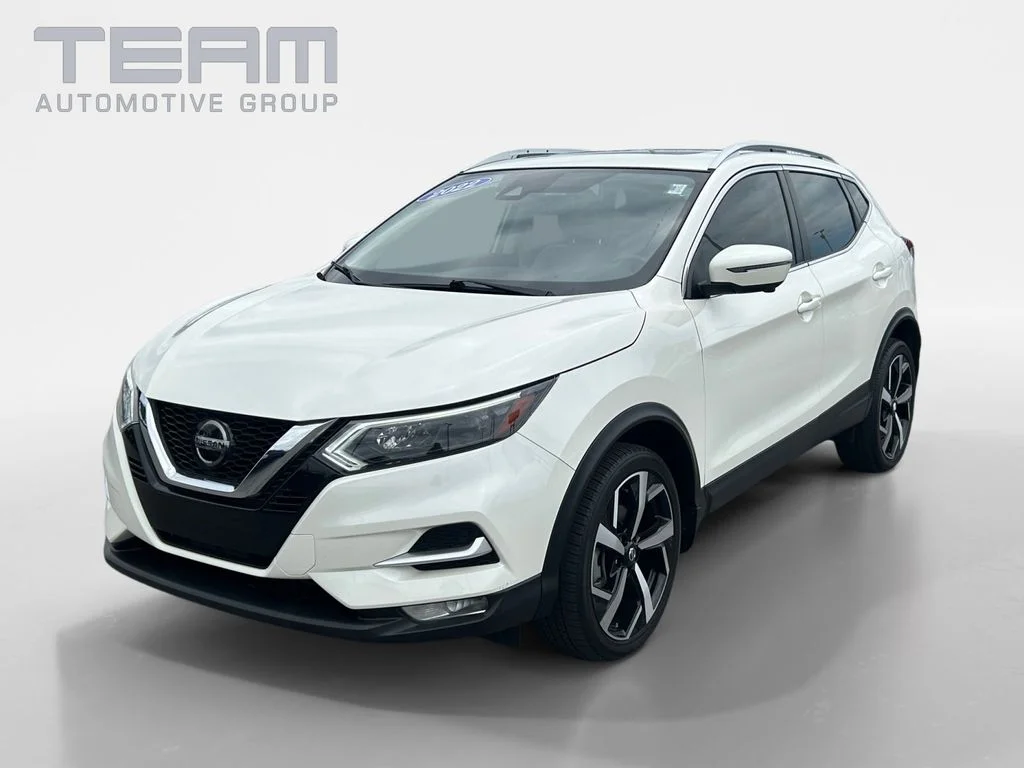 Used 2022 White Nissan SL image 3