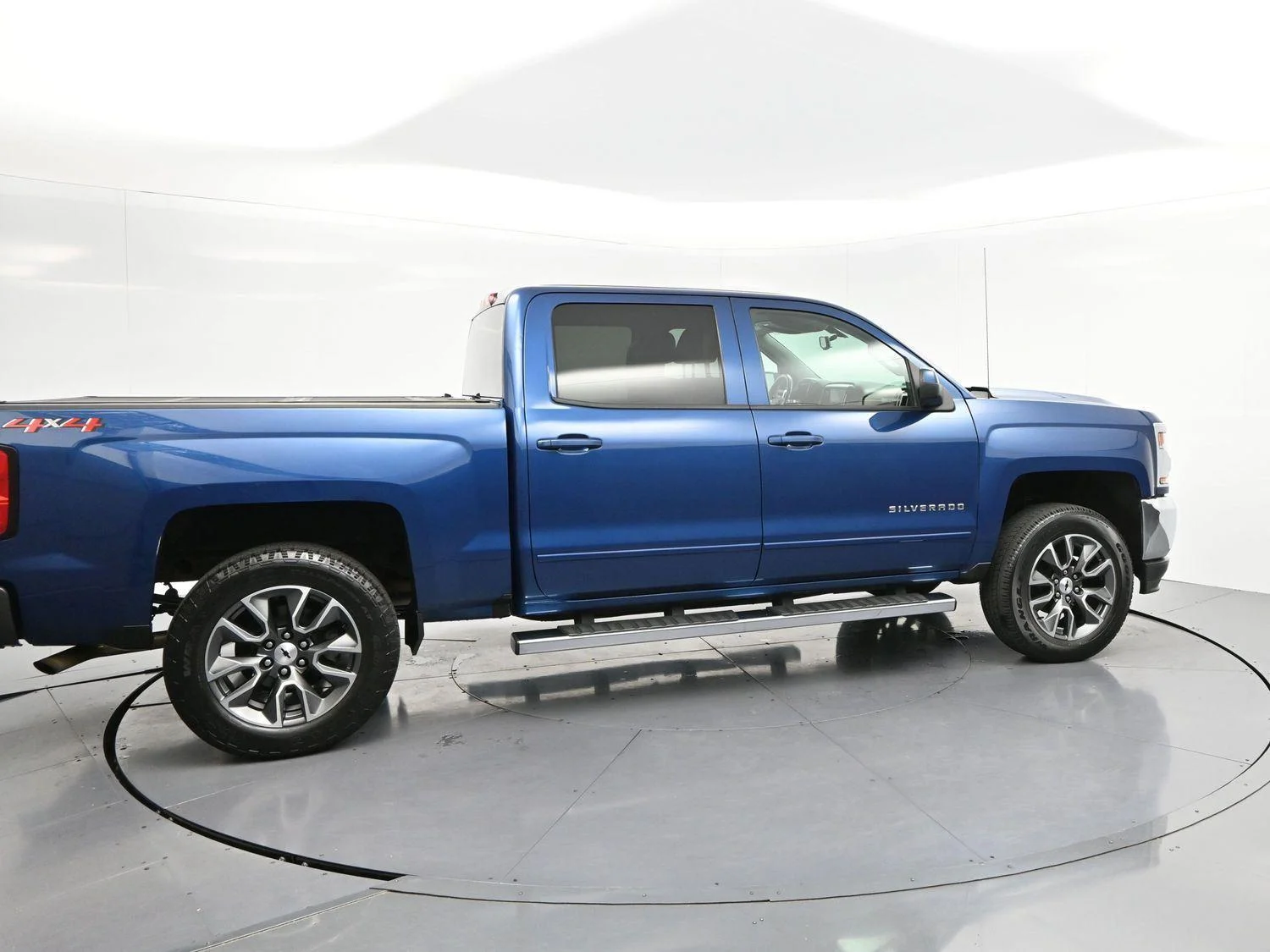 Used 2018 Deep Ocean Blue Metallic Chevrolet LT image 8
