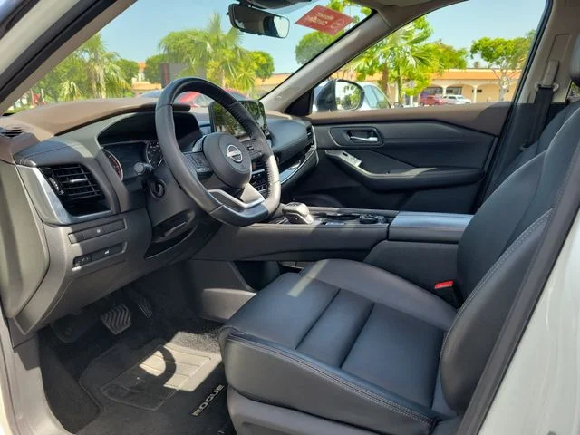 Used 2023 White Nissan SL image 18