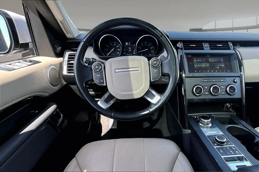 Used 2018 White Land Rover SE image 5