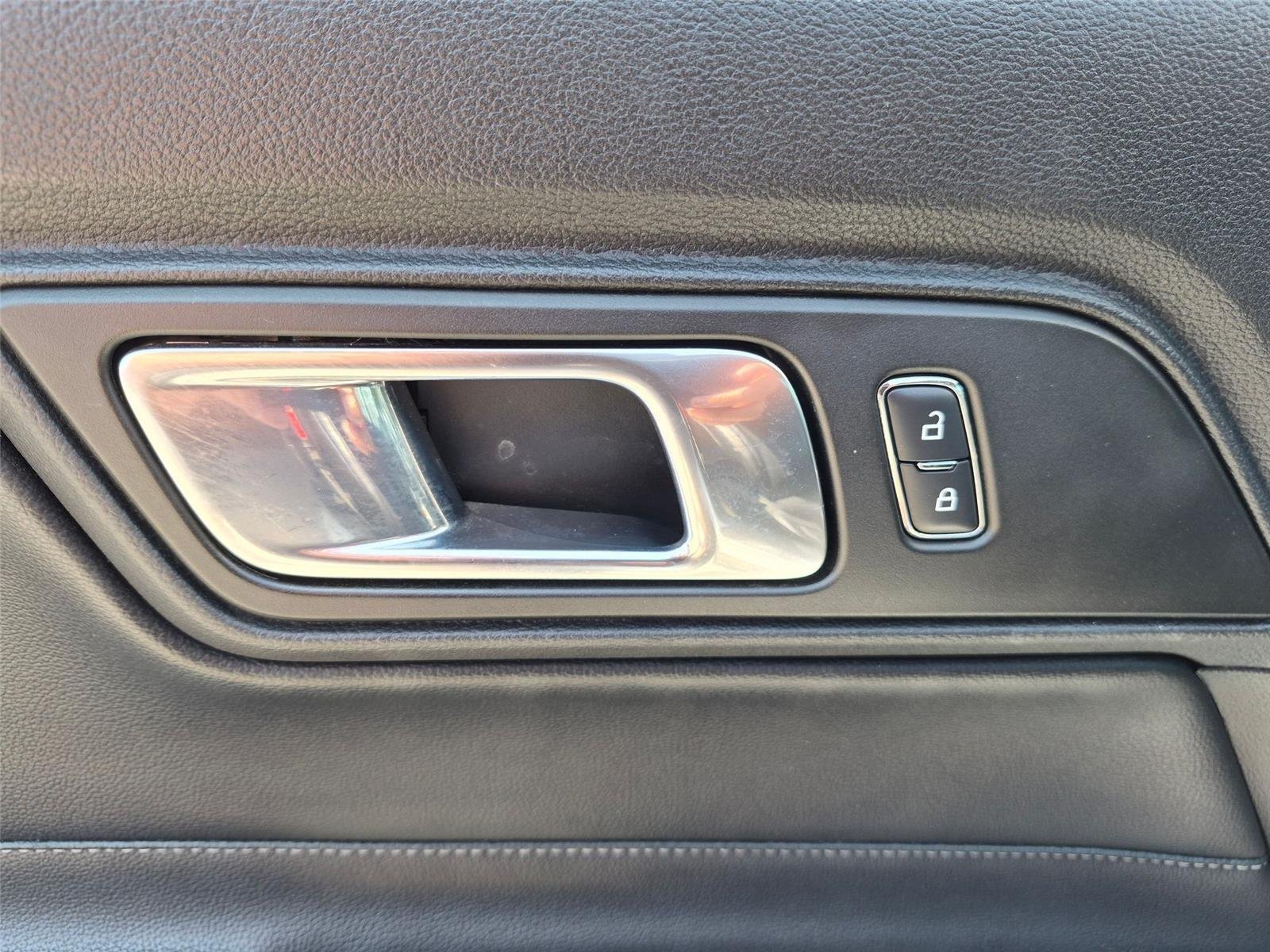 Used 2018  Ford GT Premium image 12