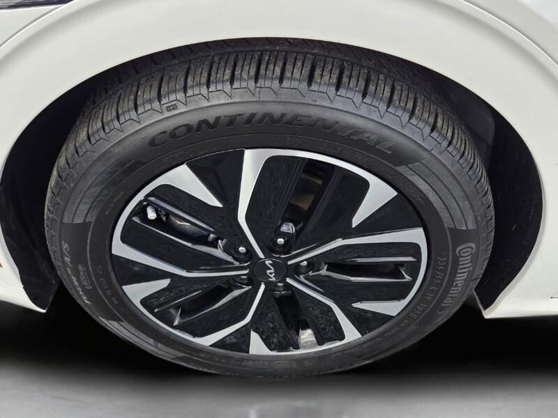 Used 2023 Snow White Pearl KIA GT-Line RWD image 9