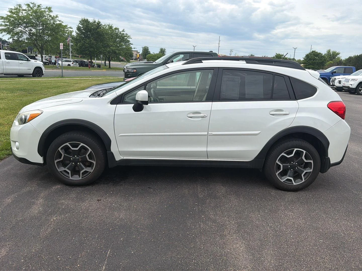 Used 2013 Satin White Pearl Subaru Premium image 4
