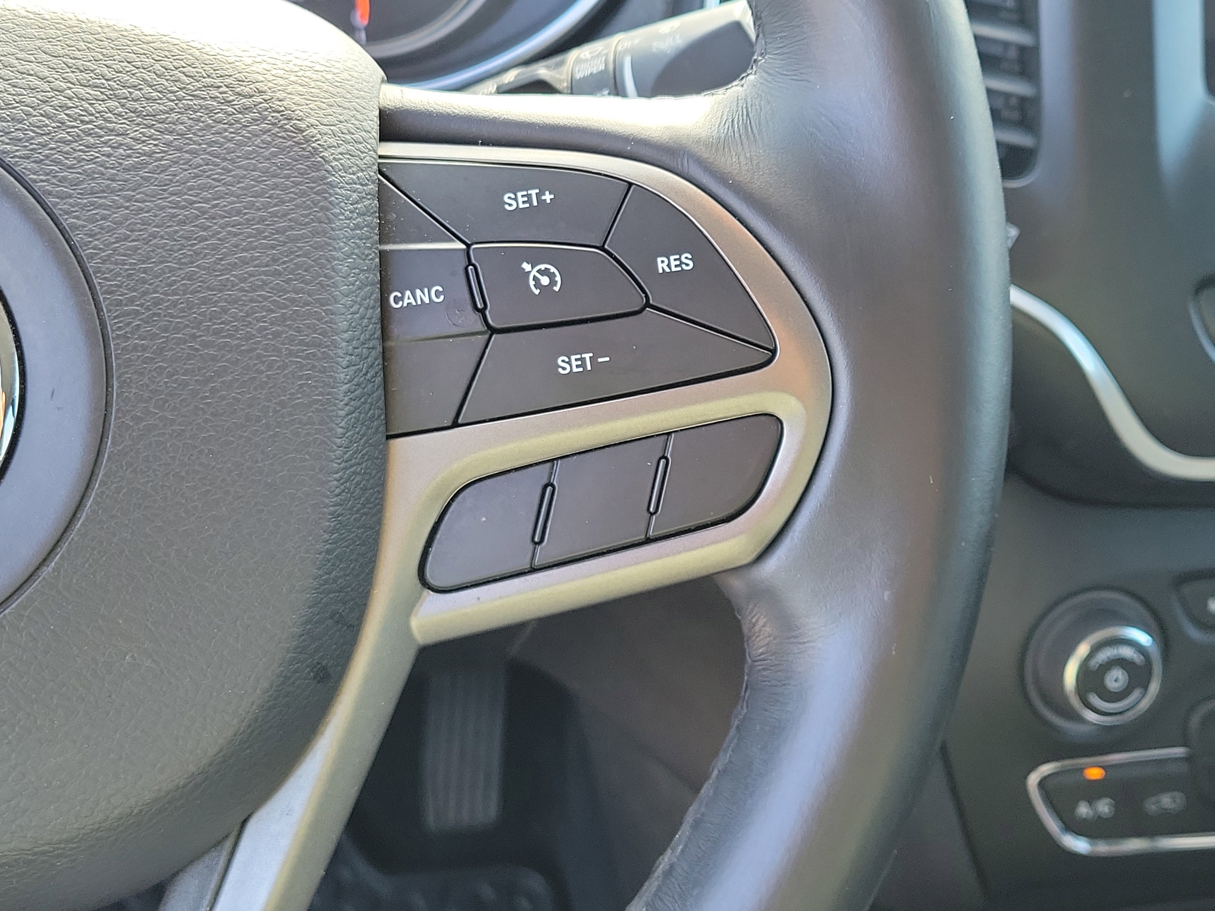 Used 2019 Diamond Black Crystal Pearlcoat Jeep Latitude Plus image 24