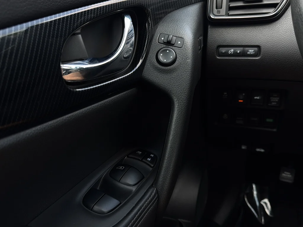 Used 2017 Midnight Jade Nissan SL image 11