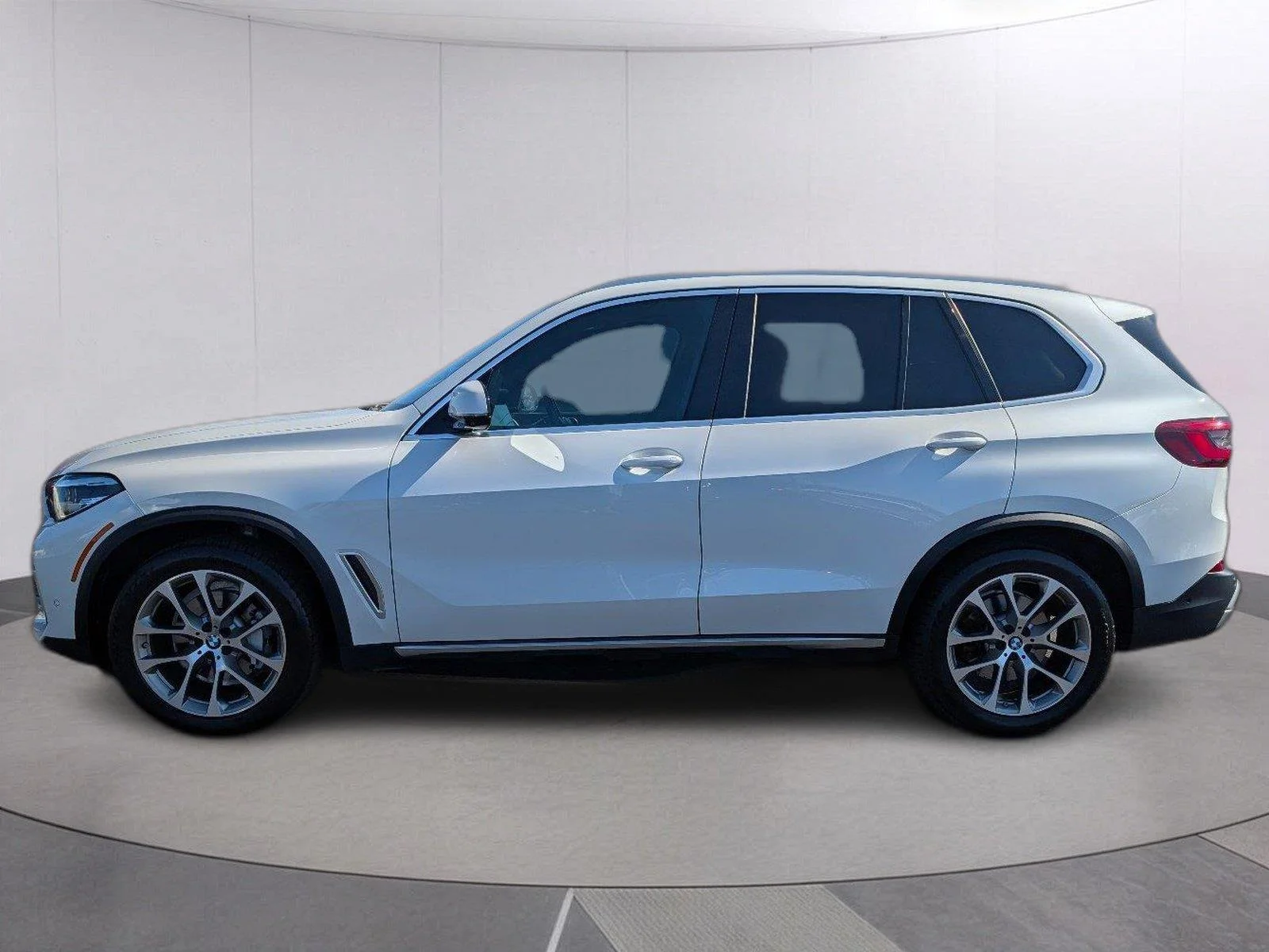 Used 2021 Mineral White Metallic BMW sDrive40i image 2