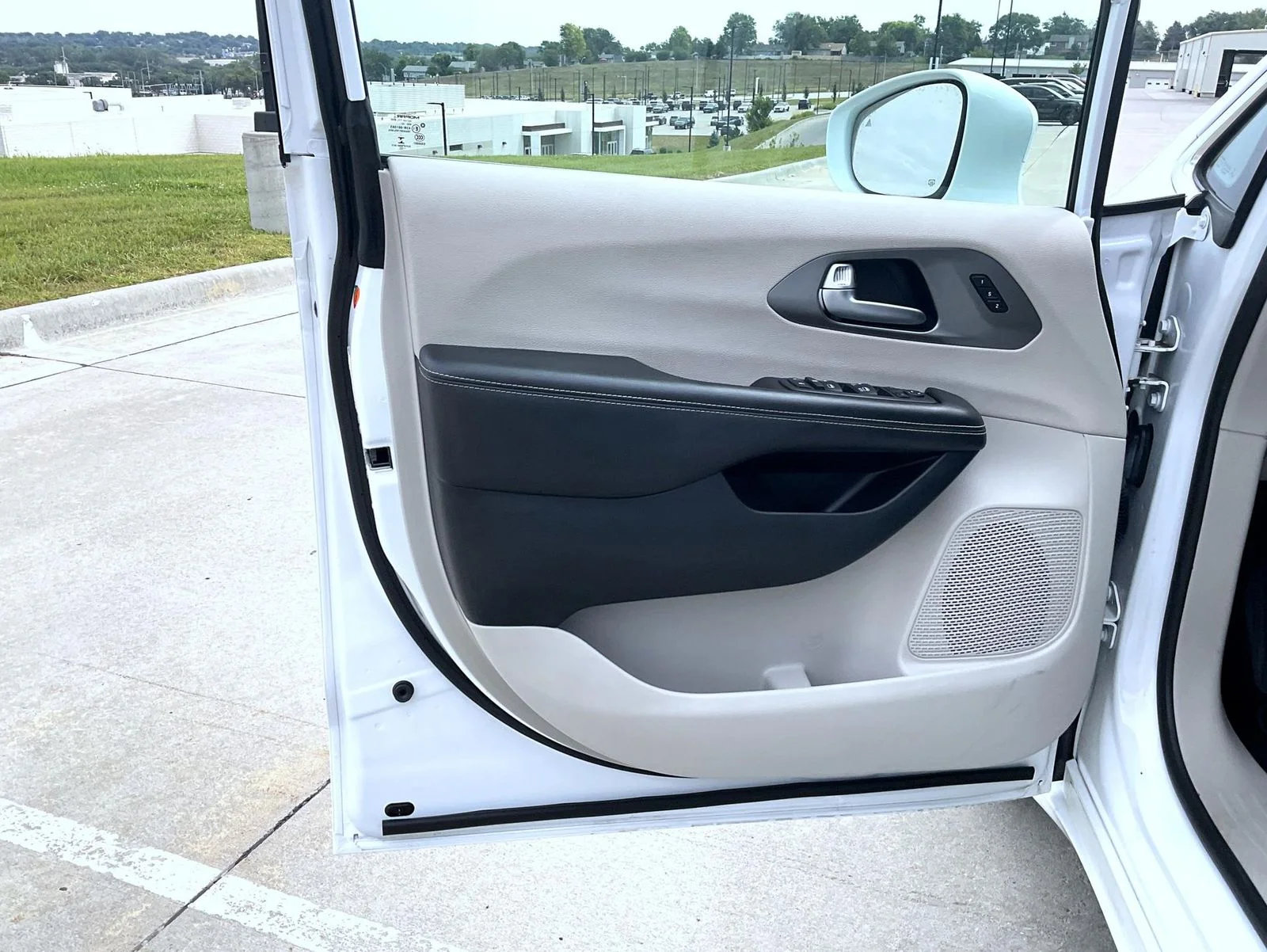 Used 2022 White Chrysler Touring L image 8
