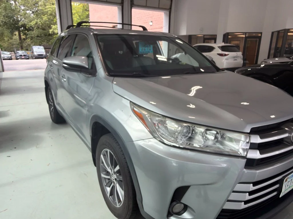 Used 2019 Silver Toyota XLE image 7