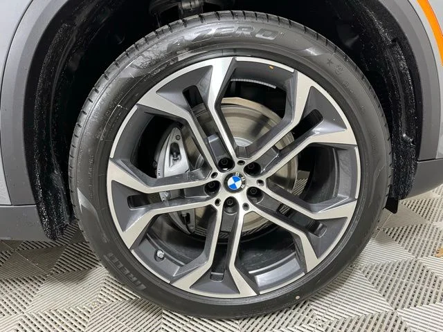 Used 2026 Skyscraper Grey Metallic BMW xDrive40i image 18