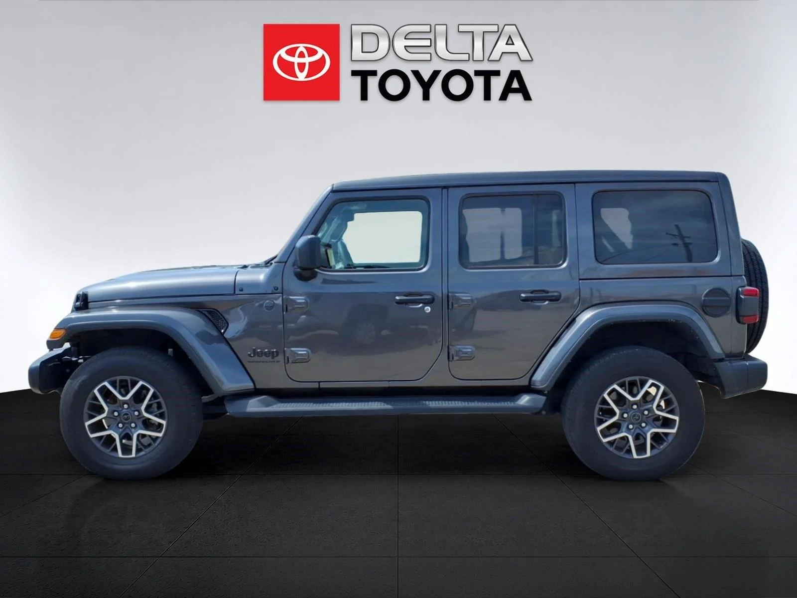 Used 2025 Granite Crystal Metallic Clearcoat Jeep Sahara image 2