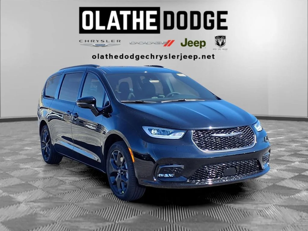 New 2026 Diamond Black Crystal Pearl-Coat Exterior Paint Chrysler Select image 32