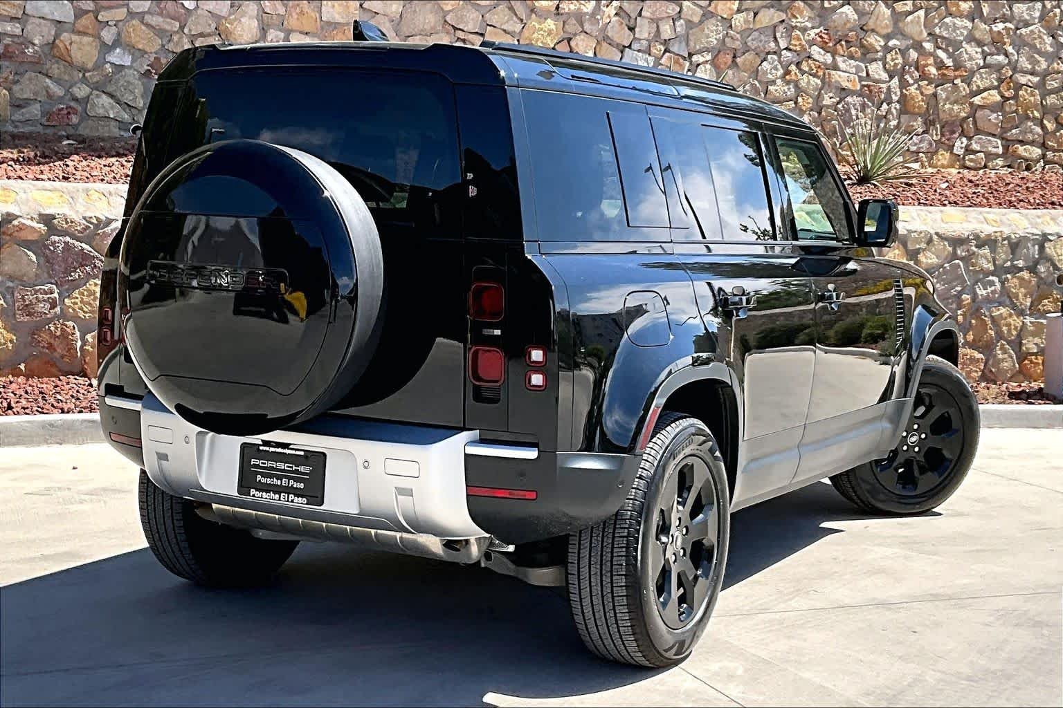 Used 2025 Santorini Black Metallic Land Rover S image 7