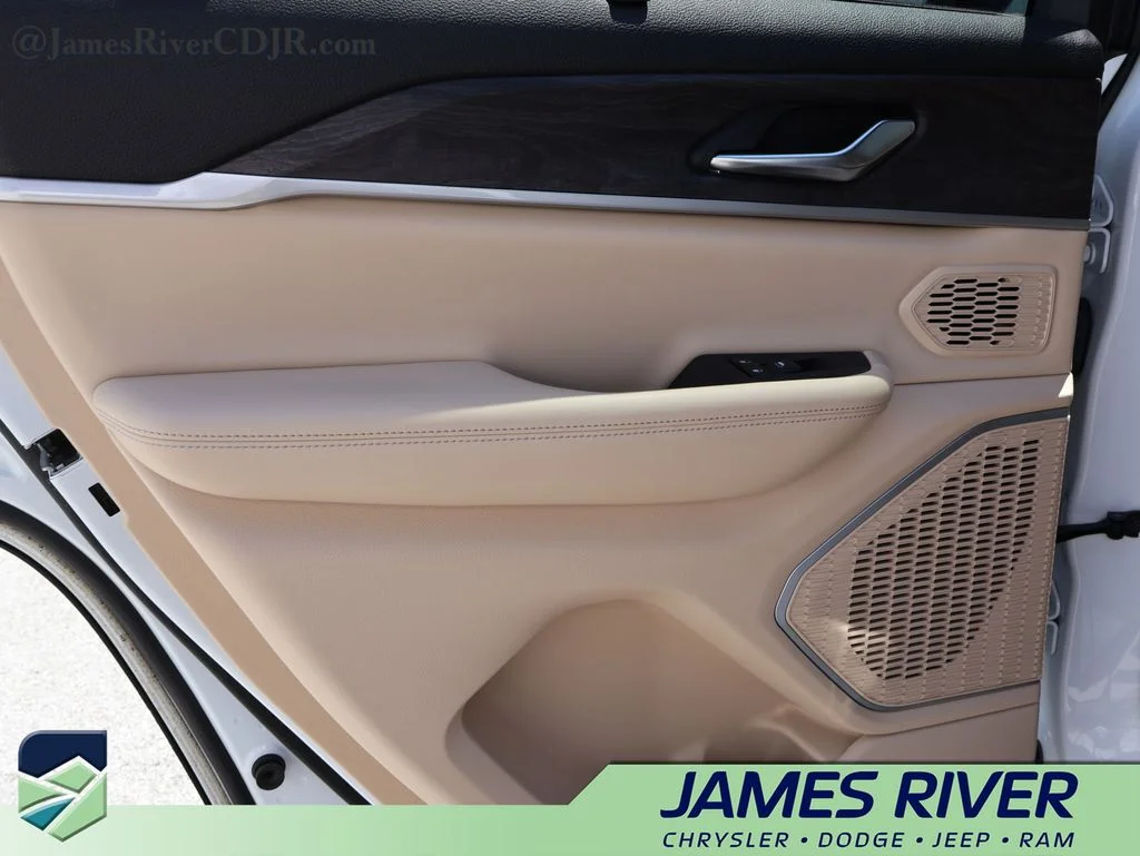 Used 2022 White Jeep 4xe image 17