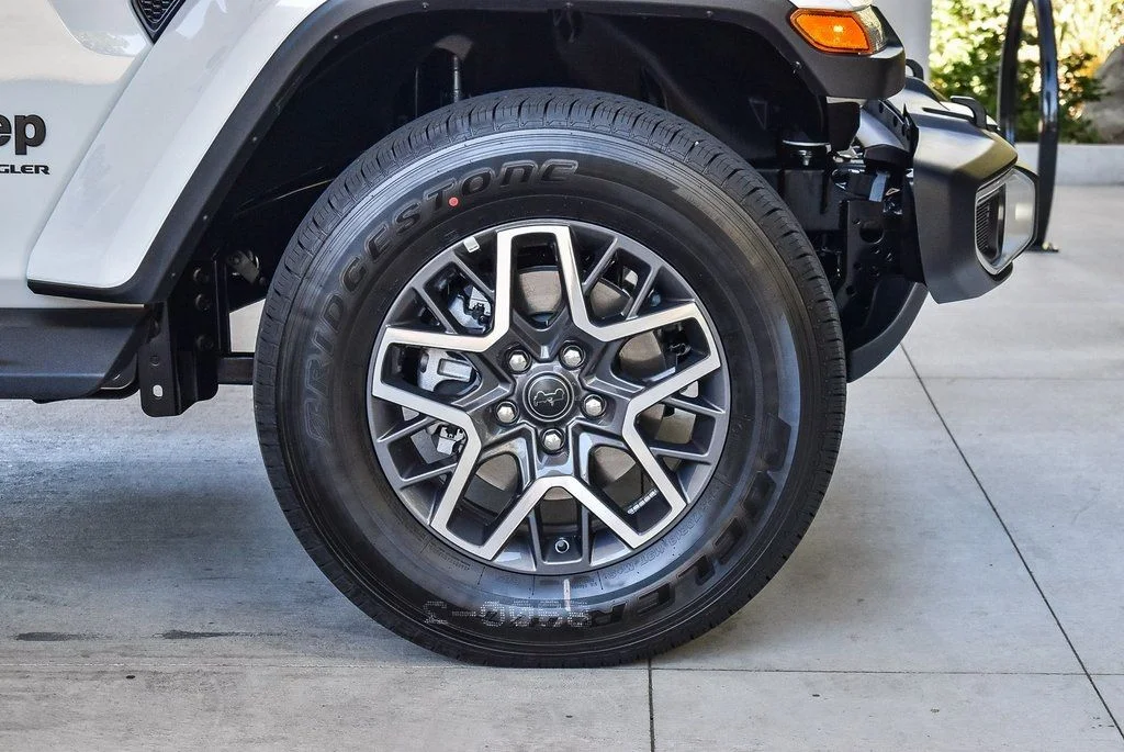 New 2025 Bright White Clear-Coat Exterior Paint Jeep Sahara image 10