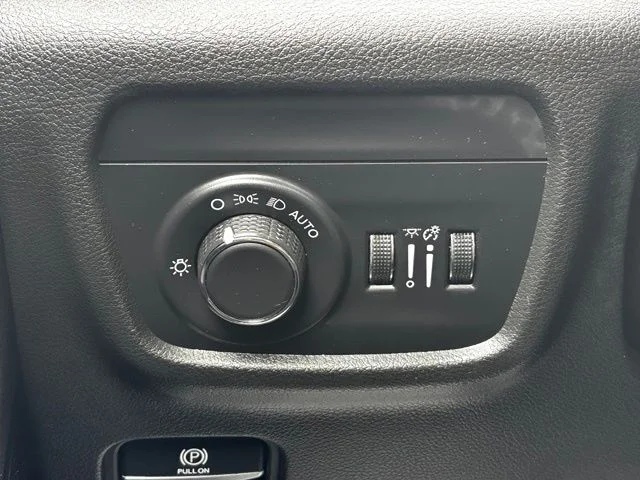 Used 2024 White Jeep Altitude image 18