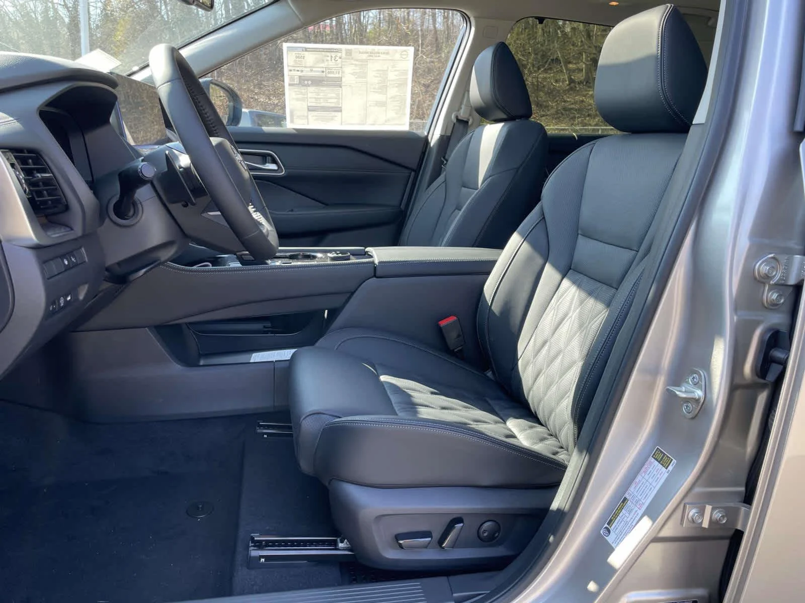 New 2026 Champagne Silver Metallic/Super Black Nissan Platinum image 16