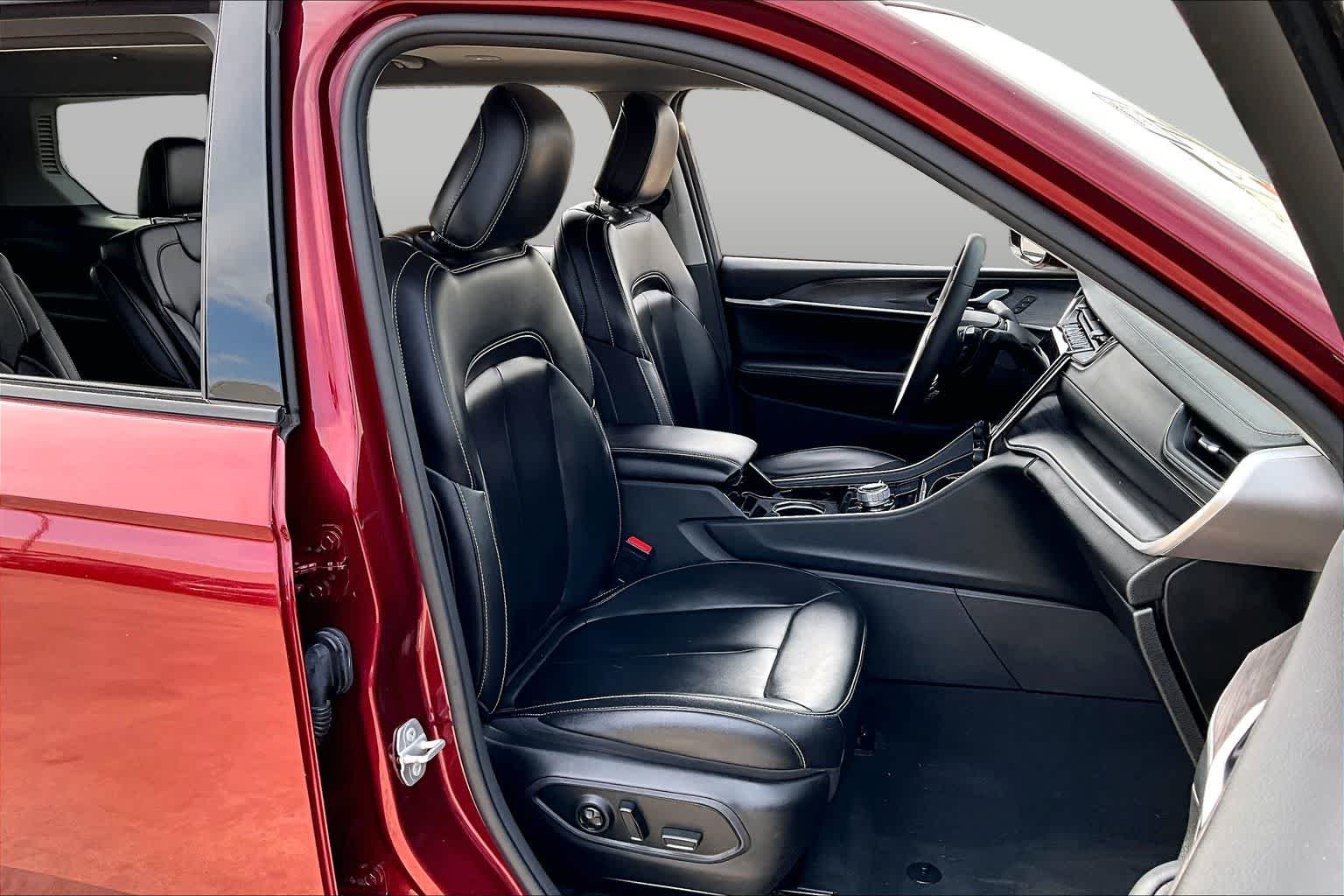 Used 2023 Velvet Red Pearlcoat Jeep Limited image 9