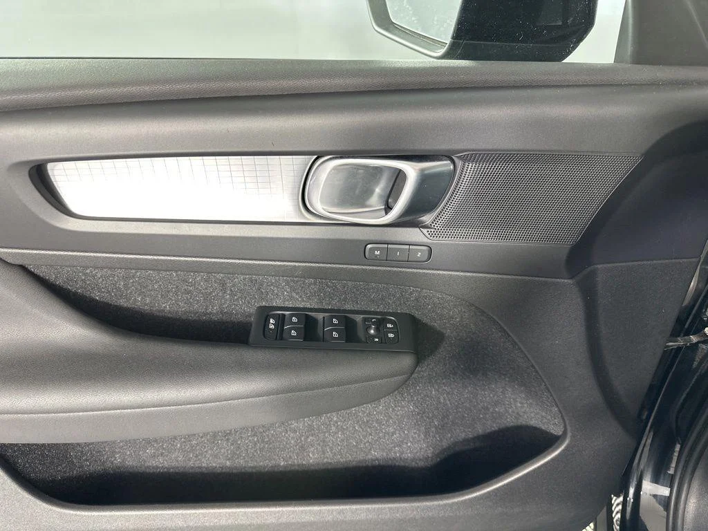 Used 2020 Black Stone Volvo Momentum image 18