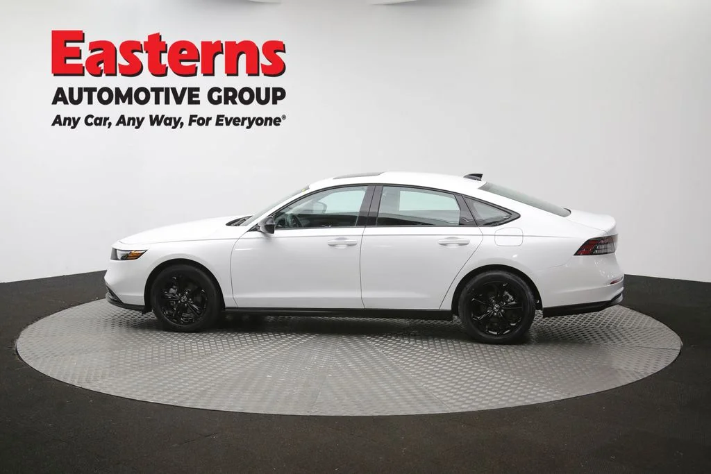 Used 2025 White Honda SE image 59