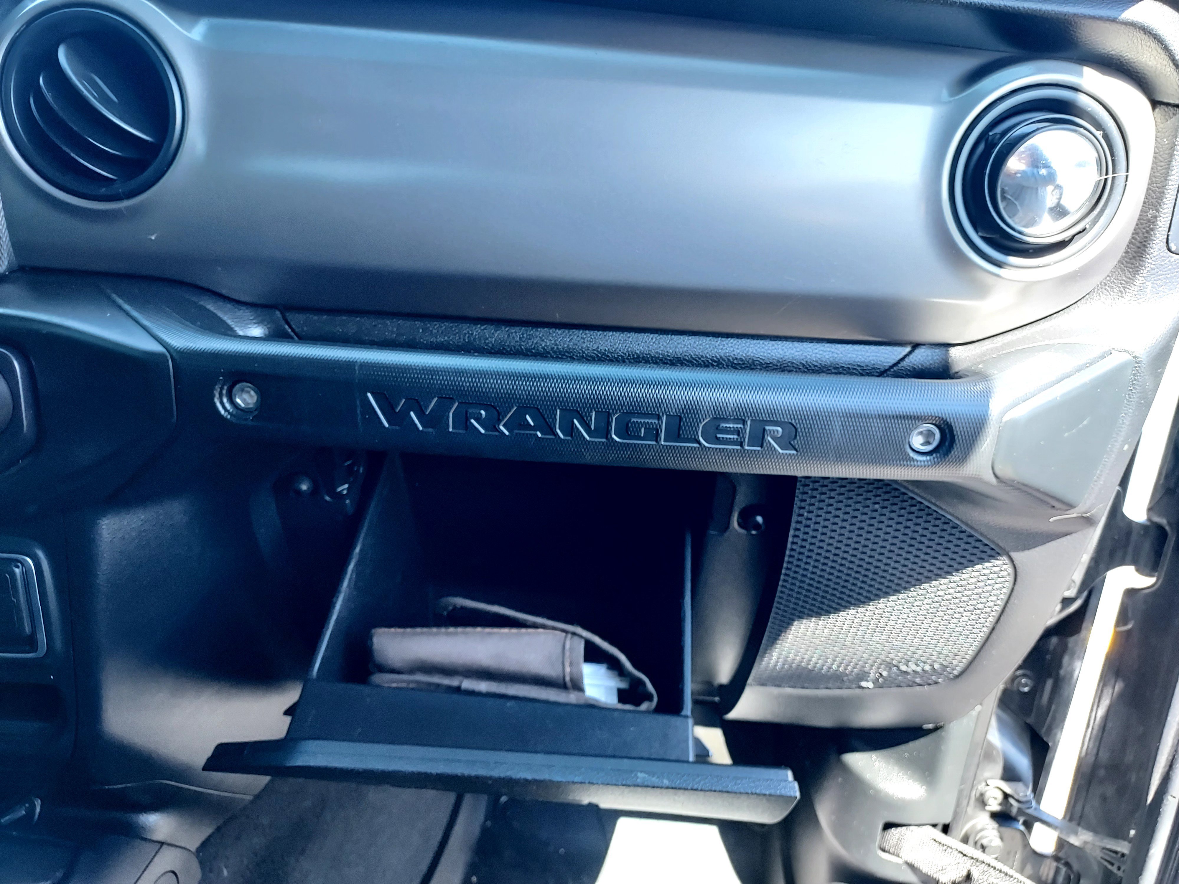 Used 2018 Black Clearcoat Jeep Sport S image 18