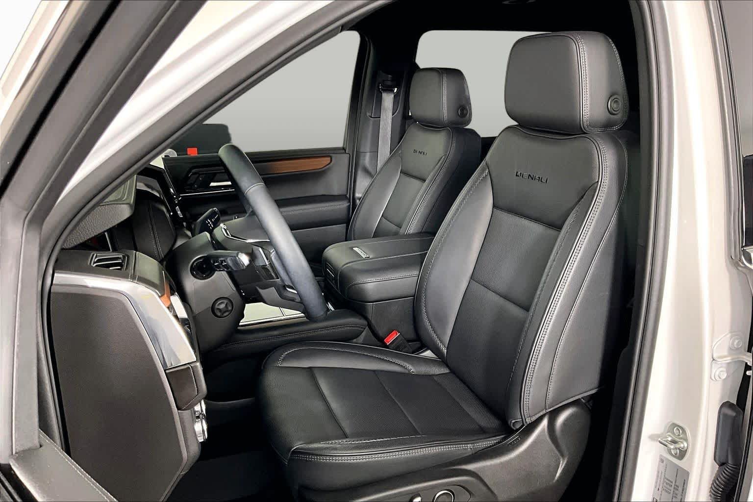 Used 2025 White Frost Tricoat GMC Denali image 8
