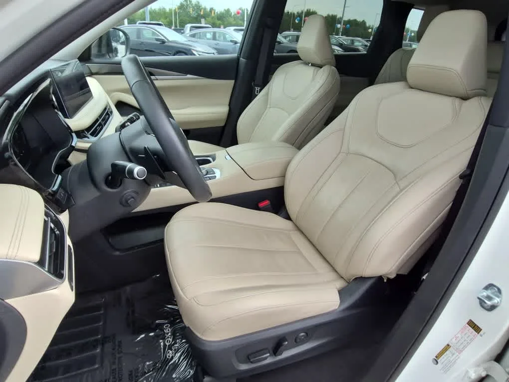 Used 2023 Majestic White INFINITI LUXE image 12